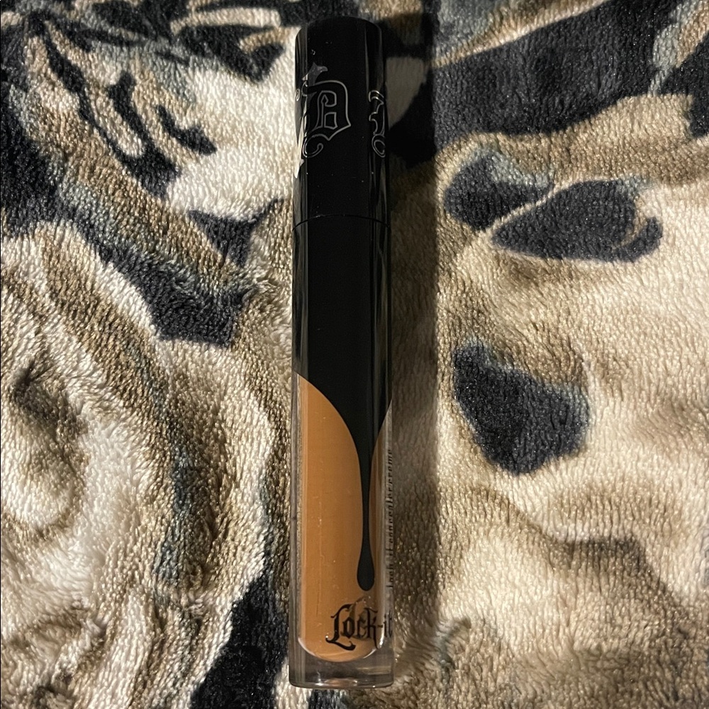 Kat Von D D39 Cool Lock-It Concealer